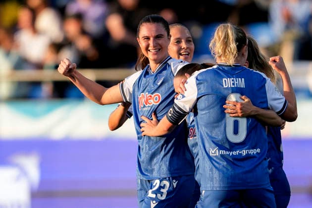 v.li.: Torschützin Chiara Hahn (TSG, 23), Lisann Kaut (TSG, 4), Vanessa Diehm (TSG, 6), Spielerinnen der TSG 1899 Hoffenheim, jubeln über das Tor zum 1:0, Jubel, Torjubel, Torerfolg, celebrate the goal, goal, celebration, jubelt ueber das Tor, Freuen, Freude, freut sich, optimistisch, positiv, Spielszene, Highlight, Action, Aktion, 18.09.2026, Sinsheim (Hoffenheim) (Deutschland), Fussball, Google Pixel Frauen-Bundesliga, TSG 1899 Hoffenheim - VfL Wolfsburg, DFB DFL REGULATIONS PROHIBIT ANY USE OF PHOTOGRAPHS AS IMAGE SEQUENCES AND OR QUASI-VIDEO.