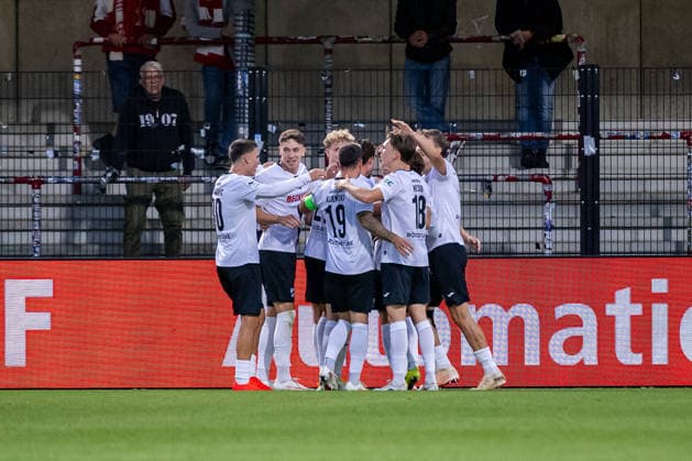 Die Spieler von SC Verl jubeln ueber das Tor zum 1:0 Janne Berner (SC Verl, 34) GER, SC Verl vs. FC Wuerzburger Kickers, Fussball, 3. Liga, 7. Spieltag, Spielzeit 2026 2027, 18.09.2026 DFL Regulations prohibit any use of photographers as image sequences and or quasi-video. GER, SC Verl vs. FC Wuerzburger Kickers, Fussball, 3. Liga, 7. Spieltag, Spielzeit 2026 2027, 18.09.2026 Verl Copyright: xEibner-Pressefoto JanxRollingerx EP_JSK