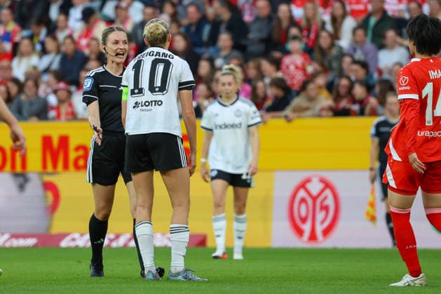 18.09.2026, xusrbx, Fussball Google Pixel Frauen-Bundesliga, FSV Mainz 05 - Eintracht Frankfurt v.l. Miriam Schwermer, (Schiedsrichter in), Laura Freigang (Eintracht Frankfurt, 10),unzufrieden, enttaeuscht, niedergeschlagen, frustriert, Mainz