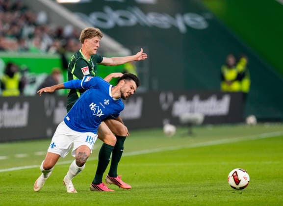 Alexander Bernhardsson (VfL Wolfsburg, 17) im Zweikampf mit Raoul Petretta (SV Darmstadt 98, 18) GER, VfL Wolfsburg vs SV Darmstadt 98, 2. Bundesliga, 6. Spieltag, Saison 2026-27, Volkswagen Arena, Wolfsburg, 18.09.2026 DFL REGULATIONS PROHIBIT ANY USE OF PHOTOGRAPHS AS IMAGE SEQUENCES AND OR QUASI-VIDEO VfL Wolfsburg vs SV Darmstadt 98, 2. Bundesliga, 6. Spieltag, Saison 2026-27, 18.09.2026 Wolfsburg Copyright: xEibner-Pressefoto ScottxColemanx EP_SCN