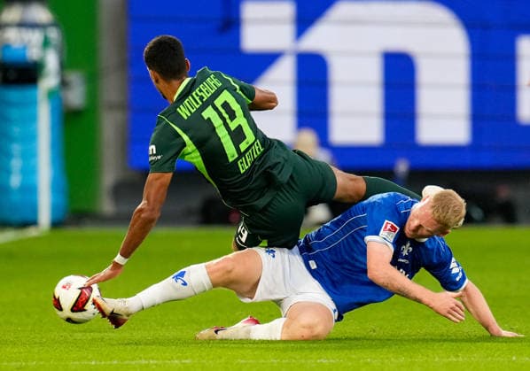 Robert Glatzel (VfL Wolfsburg, 19) im Zweikampf mit Kai Klefisch (SV Darmstadt 98, 17) GER, VfL Wolfsburg vs SV Darmstadt 98, 2. Bundesliga, 6. Spieltag, Saison 2026-27, Volkswagen Arena, Wolfsburg, 18.09.2026 DFL REGULATIONS PROHIBIT ANY USE OF PHOTOGRAPHS AS IMAGE SEQUENCES AND OR QUASI-VIDEO VfL Wolfsburg vs SV Darmstadt 98, 2. Bundesliga, 6. Spieltag, Saison 2026-27, 18.09.2026 Wolfsburg Copyright: xEibner-Pressefoto ScottxColemanx EP_SCN