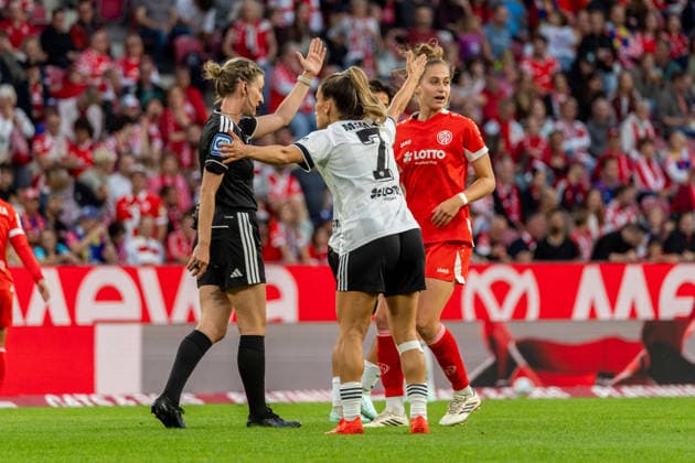Spielszene, Emotion, Ereleta Memeti (Eintracht Frankfurt, 07) aergert sich ueber eine Entscheidung von Miriam Schwermer (Schiedsrichterin), r. Saskia Matheis (1. FSV Mainz 05, 19), GER, 1. FSV Mainz 05 vs. Eintracht Frankfurt, Fussball, Google Pixel Frauen-Bundesliga, 5. Spieltag, Saison 2026 2027, 18.09.2026, DFB REGULATIONS PROHIBIT ANY USE OF PHOTOGRAPHS AS IMAGE SEQUENCES AND OR QUASI-VIDEO, GER, 1. FSV Mainz 05 vs. Eintracht Frankfurt, Fussball, Google Pixel Frauen-Bundesliga, 5. Spieltag, Saison 2026 2027, 18.09.2026 Mainz Copyright: xEibner-Pressefoto J-NxGroemlingx EP_JGG