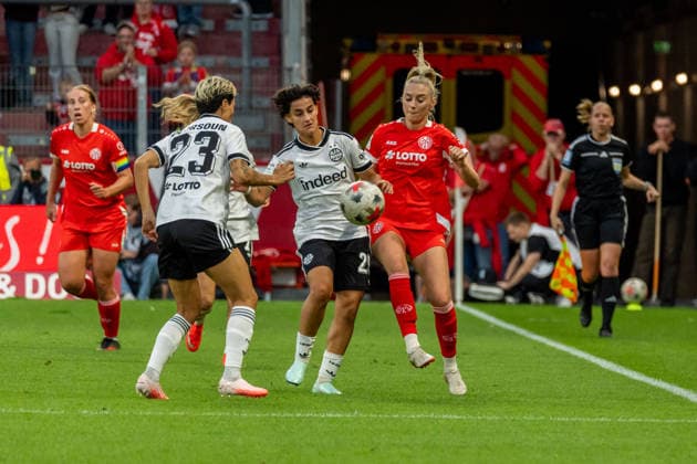 Spielszene, Zweikampf, v.l. Dilara Acikgoez (Eintracht Frankfurt, 29), Chiara Bouziane (1. FSV Mainz 05, 10), GER, 1. FSV Mainz 05 vs. Eintracht Frankfurt, Fussball, Google Pixel Frauen-Bundesliga, 5. Spieltag, Saison 2026 2027, 18.09.2026, DFB REGULATIONS PROHIBIT ANY USE OF PHOTOGRAPHS AS IMAGE SEQUENCES AND OR QUASI-VIDEO, GER, 1. FSV Mainz 05 vs. Eintracht Frankfurt, Fussball, Google Pixel Frauen-Bundesliga, 5. Spieltag, Saison 2026 2027, 18.09.2026 Mainz Copyright: xEibner-Pressefoto J-NxGroemlingx EP_JGG
