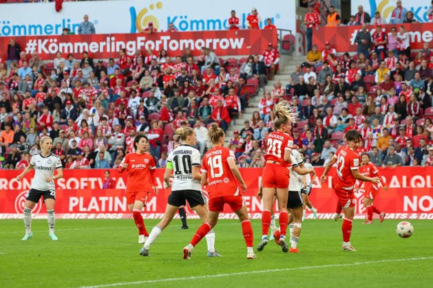 18.09.2026, xusrbx, Fussball Google Pixel Frauen-Bundesliga, FSV Mainz 05 - Eintracht Frankfurt v.l. Sabina Jackson (FSV Mainz 05, 20), Emma Junold (FSV Mainz 05, 22), Torschuetze, Strafraum, Strafraumszene, Mainz