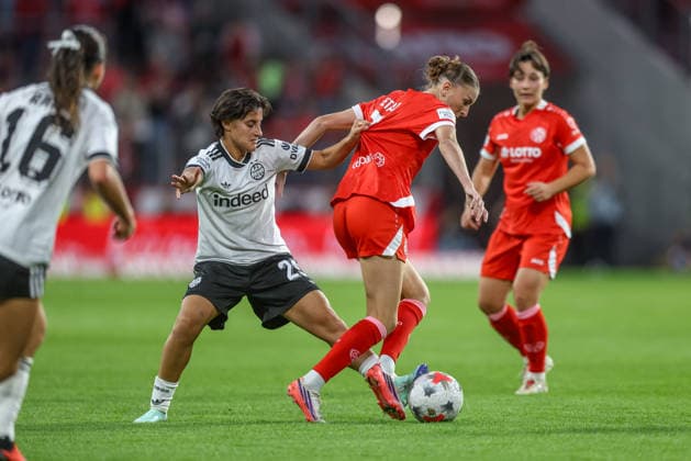 GER, Mainz, FSV Mainz 05 vs Eintracht Frankfurt, Google Pixel Frauen Bundesliga, Fussball, DFB, Spielzeit 2026 2027, MEWA Arena, 5. Spieltag im Bild v.l.: Dilara Acikgoz (Eintracht Frankfurt Frauen 29), Gentiana Fetaj (Mainz 05 Frauen 7), Zweikampf DFB DFL REGULATIONS PROHIBIT ANY USE OF PHOTOGRAPHS AS IMAGE SEQUENCES AND OR QUASI-VIDEO, 18.09.2026 Copyright: HMBxMedia HendrikxHamelau