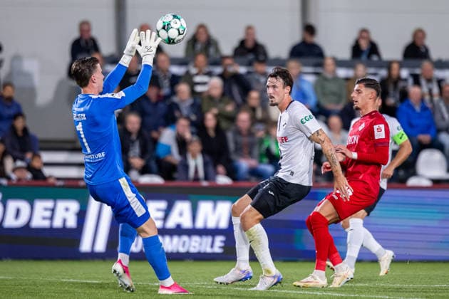 (L-R) Timo Schlieck (SC Verl, 01), Noah Koenig (SC Verl, 22), Ivan Franjic (FC Wuerzburger Kickers, 37) GER, SC Verl vs. FC Wuerzburger Kickers, Fussball, 3. Liga, 7. Spieltag, Spielzeit 2026 2027, 18.09.2026 DFL Regulations prohibit any use of photographers as image sequences and or quasi-video. GER, SC Verl vs. FC Wuerzburger Kickers, Fussball, 3. Liga, 7. Spieltag, Spielzeit 2026 2027, 18.09.2026 Verl Copyright: xEibner-Pressefoto JanxRollingerx EP_JSK