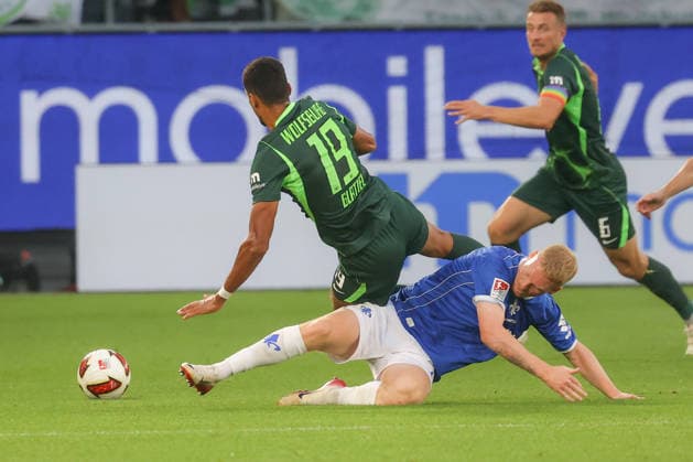 18.09.2026, xgox, Fussball, 2. Bundesliga, VfL Wolfsburg - SV Darmstadt 98 v.l. Robert Glatzel (Wolfsburg, 19), Kai Klefisch (Darmstadt, 17) Zweikampf, Duell, Kampf, tackle (DFL DFB REGULATIONS PROHIBIT ANY USE OF PHOTOGRAPHS as IMAGE SEQUENCES and or QUASI-VIDEO) Wolfsburg