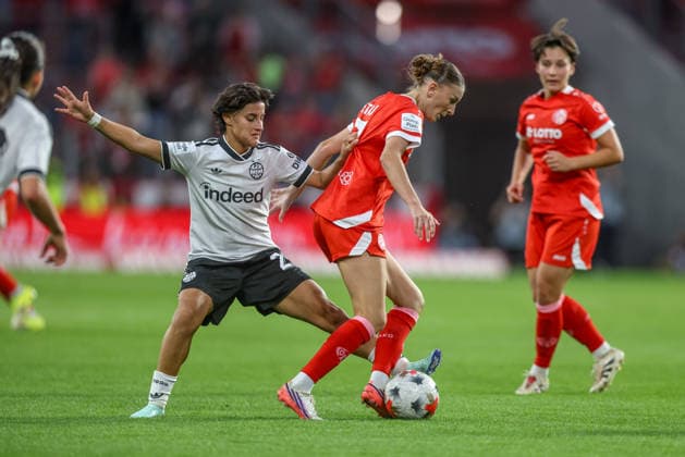 GER, Mainz, FSV Mainz 05 vs Eintracht Frankfurt, Google Pixel Frauen Bundesliga, Fussball, DFB, Spielzeit 2026 2027, MEWA Arena, 5. Spieltag im Bild v.l.: Dilara Acikgoz (Eintracht Frankfurt Frauen 29), Gentiana Fetaj (Mainz 05 Frauen 7), Zweikampf DFB DFL REGULATIONS PROHIBIT ANY USE OF PHOTOGRAPHS AS IMAGE SEQUENCES AND OR QUASI-VIDEO, 18.09.2026 Copyright: HMBxMedia HendrikxHamelau