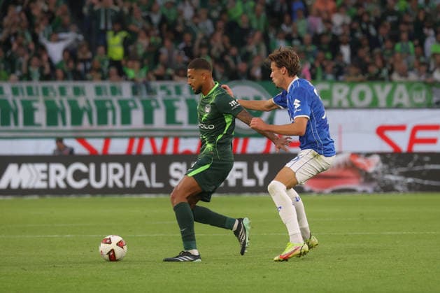 18.09.2026, xgox, Fussball, 2. Bundesliga, VfL Wolfsburg - SV Darmstadt 98 v.l. Vinicius Souza (Wolfsburg, 5), Milan Smit (Darmstadt, 36) Zweikampf, Duell, Kampf, tackle (DFL DFB REGULATIONS PROHIBIT ANY USE OF PHOTOGRAPHS as IMAGE SEQUENCES and or QUASI-VIDEO) Wolfsburg