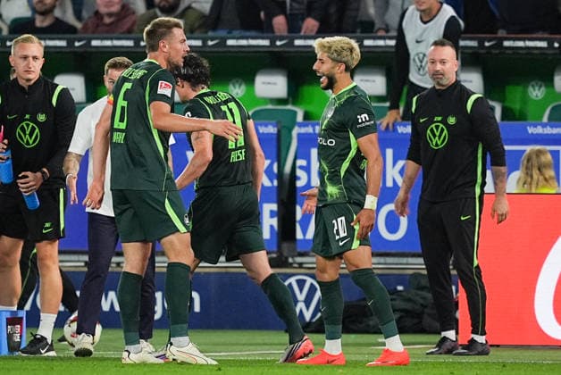 18.09.2026, xydrx, Herren, Fußball, 2.Bundesliga, VfL Wolfsburg - SV Darmstadt 98, Saison 2026 2027, Volkswagen Arena: Torjubel nach dem Tor zum 4:1 für den VfL Wolfsburg durch Torschütze Muhammed Damar (VfL Wolfsburg, 20) zusammen mit Hauke Wahl (VfL Wolfsburg, 6) und Fabian Reese (VfL Wolfsburg, 11) DFB regulations prohibit any use of photographs as image sequences and or quasi-video. Copyright: HMBxMedia YannisxDreimann