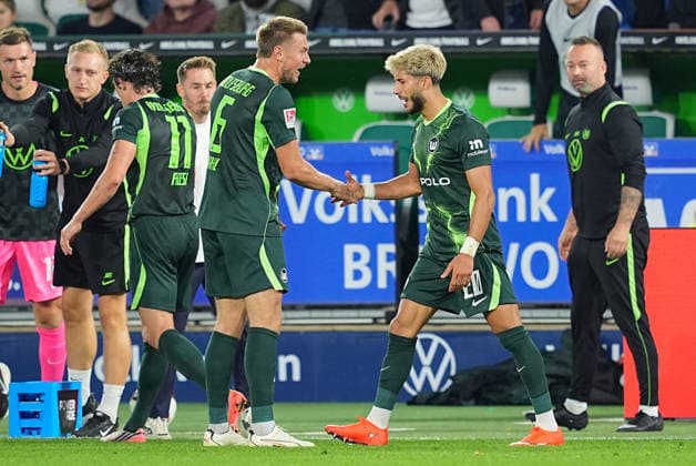18.09.2026, xydrx, Herren, Fußball, 2.Bundesliga, VfL Wolfsburg - SV Darmstadt 98, Saison 2026 2027, Volkswagen Arena: Torjubel nach dem Tor zum 4:1 für den VfL Wolfsburg durch Torschütze Muhammed Damar (VfL Wolfsburg, 20) zusammen mit Hauke Wahl (VfL Wolfsburg, 6) und Fabian Reese (VfL Wolfsburg, 11) DFB regulations prohibit any use of photographs as image sequences and or quasi-video. Copyright: HMBxMedia YannisxDreimann