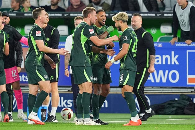 18.09.2026, xydrx, Herren, Fußball, 2.Bundesliga, VfL Wolfsburg - SV Darmstadt 98, Saison 2026 2027, Volkswagen Arena: Torjubel nach dem Tor zum 4:1 für den VfL Wolfsburg durch Torschütze Muhammed Damar (VfL Wolfsburg, 20) zusammen mit Hauke Wahl (VfL Wolfsburg, 6) und Vinicius Souza Costa (VfL Wolfsburg, 5) DFB regulations prohibit any use of photographs as image sequences and or quasi-video. Copyright: HMBxMedia YannisxDreimann