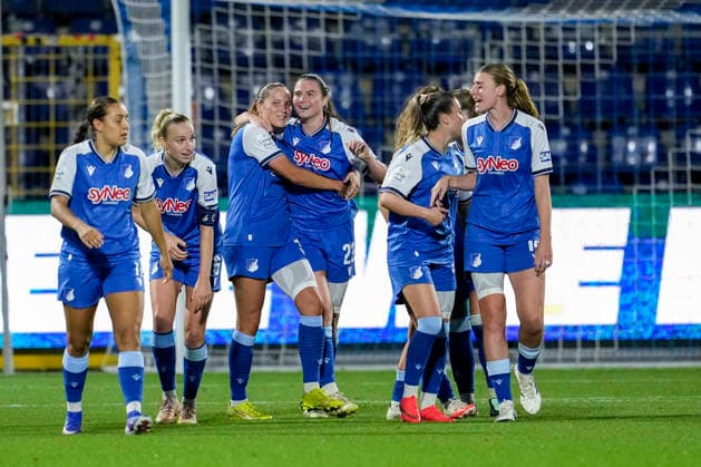 In der Mitte umarmt Lisann Kaut (TSG, 4) die Torschützin Chiara Hahn (TSG, 23), Spielerinnen der TSG 1899 Hoffenheim, jubeln über das Tor zum 2:1, Jubel, Torjubel, Torerfolg, celebrate the goal, goal, celebration, jubelt ueber das Tor, Freuen, Freude, freut sich, optimistisch, positiv, Spielszene, Highlight, Action, Aktion, 18.09.2026, Sinsheim (Hoffenheim) (Deutschland), Fussball, Google Pixel Frauen-Bundesliga, TSG 1899 Hoffenheim - VfL Wolfsburg, DFB DFL REGULATIONS PROHIBIT ANY USE OF PHOTOGRAPHS AS IMAGE SEQUENCES AND OR QUASI-VIDEO.