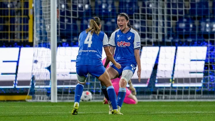 v.li.: Lisann Kaut (TSG, 4), Torschützin Chiara Hahn (TSG, 23), Spielerinnen der TSG 1899 Hoffenheim, jubeln über das Tor zum 2:1, Jubel, Torjubel, Torerfolg, celebrate the goal, goal, celebration, jubelt ueber das Tor, Freuen, Freude, freut sich, optimistisch, positiv, Spielszene, Highlight, Action, Aktion, 18.09.2026, Sinsheim (Hoffenheim) (Deutschland), Fussball, Google Pixel Frauen-Bundesliga, TSG 1899 Hoffenheim - VfL Wolfsburg, DFB DFL REGULATIONS PROHIBIT ANY USE OF PHOTOGRAPHS AS IMAGE SEQUENCES AND OR QUASI-VIDEO.