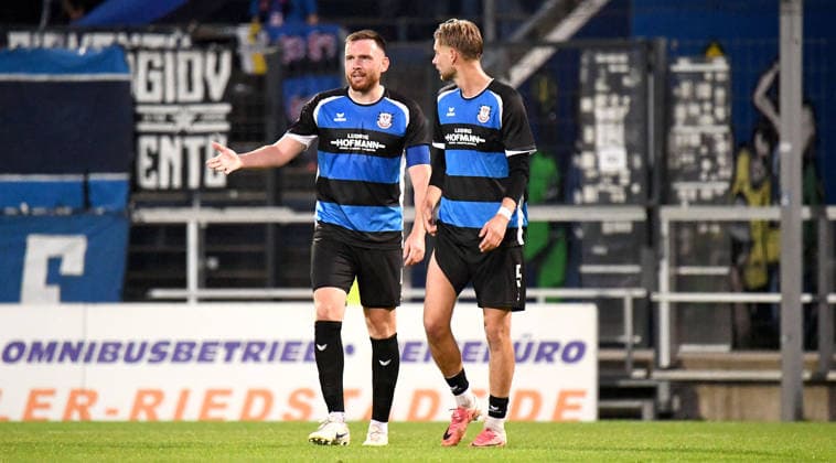 18.09.2026, xokbx, Fussball Regionalliga Suedwest, FSV Frankfurt - Stuttgarter Kickers v.l. Tim Weissmann (FSV Frankfurt), Phil Kemper (FSV frankfurt), Mimik, Gestik, Emotion, Frust, uneinig, ratlos nach dem Gegentor zum 1:0 Frankfurt am Main
