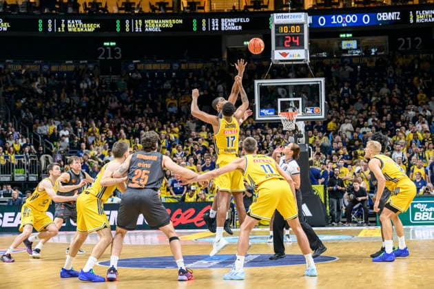 im Bild v.l.: Tipoff, Nighael Ceaser (NINERS Chemnitz, 22), Norris Agbakoko (ALBA, 17), Zweikampf, Action, Kampf, kaempft um den Ball, GER, Berlin, Basketball, Alba Berlin und den Niners Chemnitz, BBL Auftakt, Auftaktspiel, in der UBER Arena, 18.09.2026, Copyright: HMBxMedia UwexKoch
