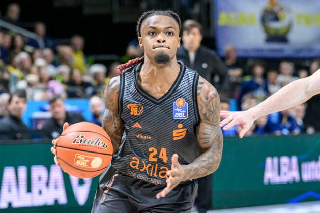im Bild v.l.: Cobe Williams (NINERS Chemnitz, 24), im Angriff, GER, Berlin, Basketball, Alba Berlin und den Niners Chemnitz, BBL Auftakt, Auftaktspiel, in der UBER Arena, 18.09.2026, Copyright: HMBxMedia UwexKoch