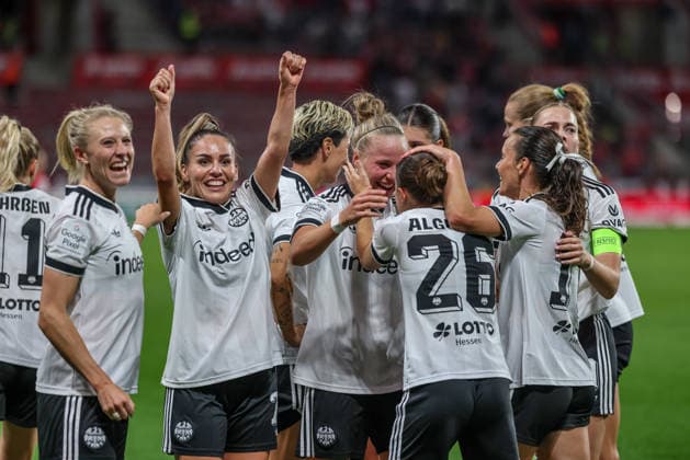 GER, Mainz, FSV Mainz 05 vs Eintracht Frankfurt, Google Pixel Frauen Bundesliga, Fussball, DFB, Spielzeit 2026 2027, MEWA Arena, 5. Spieltag im Bild: Tor, Jubel und Freude, Emotionen mit Rebecka Blomqvist (Eintracht Frankfurt Frauen 28), Pia Sophie-Wolter (Eintracht Frankfurt Frauen 17), Ereleta Memeti (Eintracht Frankfurt Frauen 7) DFB DFL REGULATIONS PROHIBIT ANY USE OF PHOTOGRAPHS AS IMAGE SEQUENCES AND OR QUASI-VIDEO, 18.09.2026 Copyright: HMBxMedia HendrikxHamelau