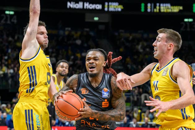im Bild v.l.: Martin Hermannsson (ALBA, 15), Cobe Williams (NINERS Chemnitz, 24), im Angriff, Joe Wieskamp (ALBA, 11), Zweikampf, Action, Kampf, kaempft um den Ball, GER, Berlin, Basketball, Alba Berlin und den Niners Chemnitz, BBL Auftakt, Auftaktspiel, in der UBER Arena, 18.09.2026, Copyright: HMBxMedia UwexKoch