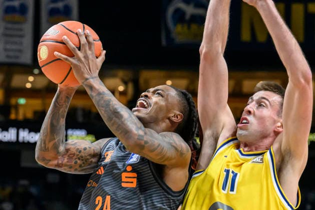 im Bild v.l.: Cobe Williams (NINERS Chemnitz, 24), im Angriff, Joe Wieskamp (ALBA, 11), Zweikampf, Action, Kampf, kaempft um den Ball, GER, Berlin, Basketball, Alba Berlin und den Niners Chemnitz, BBL Auftakt, Auftaktspiel, in der UBER Arena, 18.09.2026, Copyright: HMBxMedia UwexKoch