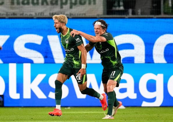 Muhammed Damar (VfL Wolfsburg, 20) und Fabian Reese (VfL Wolfsburg, 11) jubeln nach dem vierten Tor der Mannschaft. GER, VfL Wolfsburg vs SV Darmstadt 98, 2. Bundesliga, 6. Spieltag, Saison 2026-27, Volkswagen Arena, Wolfsburg, 18.09.2026 DFL REGULATIONS PROHIBIT ANY USE OF PHOTOGRAPHS AS IMAGE SEQUENCES AND OR QUASI-VIDEO VfL Wolfsburg vs SV Darmstadt 98, 2. Bundesliga, 6. Spieltag, Saison 2026-27, 18.09.2026 Wolfsburg Copyright: xEibner-Pressefoto ScottxColemanx EP_SCN