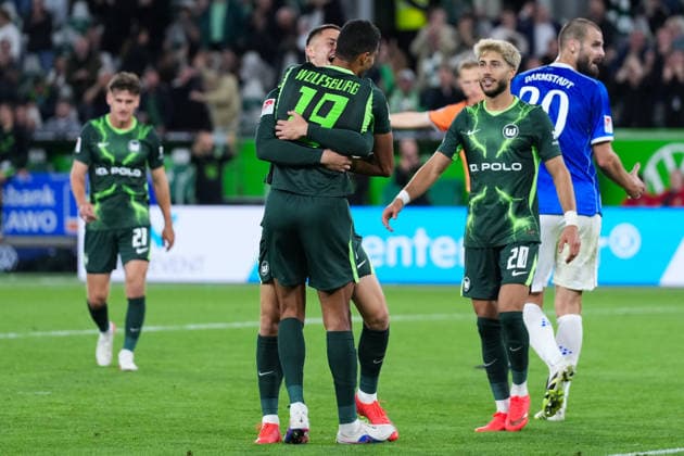 18.09.2026, xydrx, Herren, Fußball, 2.Bundesliga, VfL Wolfsburg - SV Darmstadt 98, Saison 2026 2027, Volkswagen Arena: Torjubel nach dem Tor zum 5:1 für den VfL Wolfsburg durch Torschütze Robert Glatzel (VfL Wolfsburg, 19) zusammen mit Bence Dardai (VfL Wolfsburg, 8) und Muhammed Damar (VfL Wolfsburg, 20) DFB regulations prohibit any use of photographs as image sequences and or quasi-video. Copyright: HMBxMedia YannisxDreimann