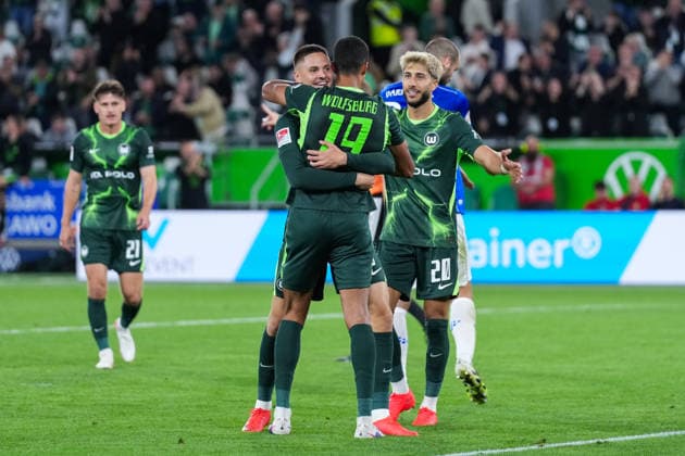 18.09.2026, xydrx, Herren, Fußball, 2.Bundesliga, VfL Wolfsburg - SV Darmstadt 98, Saison 2026 2027, Volkswagen Arena: Torjubel nach dem Tor zum 5:1 für den VfL Wolfsburg durch Torschütze Robert Glatzel (VfL Wolfsburg, 19) zusammen mit Bence Dardai (VfL Wolfsburg, 8) und Muhammed Damar (VfL Wolfsburg, 20) DFB regulations prohibit any use of photographs as image sequences and or quasi-video. Copyright: HMBxMedia YannisxDreimann