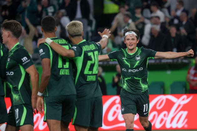 18.09.2026, xgox, Fussball, 2. Bundesliga, VfL Wolfsburg - SV Darmstadt 98 v.l. Robert Glatzel (Wolfsburg, 19) mit Fabian Reese (Wolfsburg, 11) Jubel, Torjubel, jubelt ueber das Tor, celebrate the goal, celebration (DFL DFB REGULATIONS PROHIBIT ANY USE OF PHOTOGRAPHS as IMAGE SEQUENCES and or QUASI-VIDEO) Wolfsburg