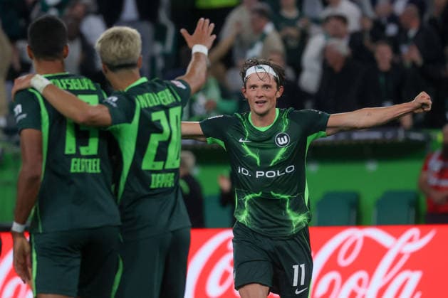 18.09.2026, xgox, Fussball, 2. Bundesliga, VfL Wolfsburg - SV Darmstadt 98 v.l. Robert Glatzel (Wolfsburg, 19) mit Fabian Reese (Wolfsburg, 11) Jubel, Torjubel, jubelt ueber das Tor, celebrate the goal, celebration (DFL DFB REGULATIONS PROHIBIT ANY USE OF PHOTOGRAPHS as IMAGE SEQUENCES and or QUASI-VIDEO) Wolfsburg