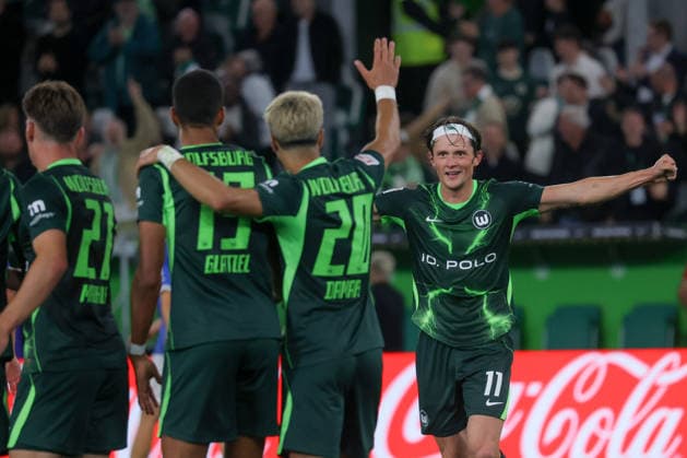 18.09.2026, xgox, Fussball, 2. Bundesliga, VfL Wolfsburg - SV Darmstadt 98 v.l. Robert Glatzel (Wolfsburg, 19) mit Fabian Reese (Wolfsburg, 11) Jubel, Torjubel, jubelt ueber das Tor, celebrate the goal, celebration (DFL DFB REGULATIONS PROHIBIT ANY USE OF PHOTOGRAPHS as IMAGE SEQUENCES and or QUASI-VIDEO) Wolfsburg