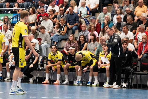 Misha Kaufmann, (TVB Stuttgart, Trainer, Coach), koomuniziert wie immer aktiv, HBW Balingen Weilstetten vs. TVB Stuttgart, GER, Opel 1. Handball Bundesliga, Meisterschaft, Spieltag 5, Saison 2026 2027, 18.09.2026, Eibner-Pressefoto Andreas Ulmer HBW Balingen Weilstetten vs. TVB Stuttgart, GER, Opel 1. Handball Bundesliga, Meisterschaft, Spieltag 5, Saison 2026 2027, 18.09.2026, Balingen Copyright: xEibner-Pressefoto AndreasxUlmerx EP_AUR