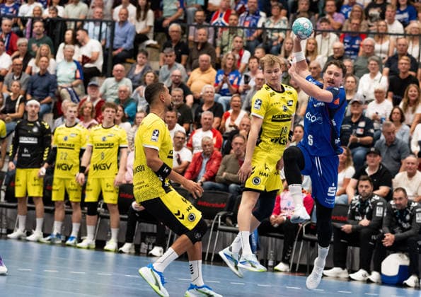 Mex Raguse (HBW Balingen Weilstetten, 06) am Kreis beim Wurf, HBW Balingen Weilstetten vs. TVB Stuttgart, GER, Opel 1. Handball Bundesliga, Meisterschaft, Spieltag 5, Saison 2026 2027, 18.09.2026, Eibner-Pressefoto Andreas Ulmer HBW Balingen Weilstetten vs. TVB Stuttgart, GER, Opel 1. Handball Bundesliga, Meisterschaft, Spieltag 5, Saison 2026 2027, 18.09.2026, Balingen Copyright: xEibner-Pressefoto AndreasxUlmerx EP_AUR