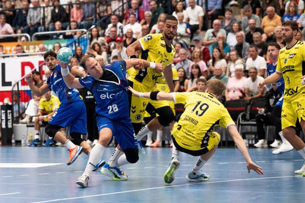 Tobias Heinzelmann (HBW Balingen Weilstetten, 28), links, gegen Linus Schmid, (TVB Stuttgart, 19), HBW Balingen Weilstetten vs. TVB Stuttgart, GER, Opel 1. Handball Bundesliga, Meisterschaft, Spieltag 5, Saison 2026 2027, 18.09.2026, Eibner-Pressefoto Andreas Ulmer HBW Balingen Weilstetten vs. TVB Stuttgart, GER, Opel 1. Handball Bundesliga, Meisterschaft, Spieltag 5, Saison 2026 2027, 18.09.2026, Balingen Copyright: xEibner-Pressefoto AndreasxUlmerx EP_AUR
