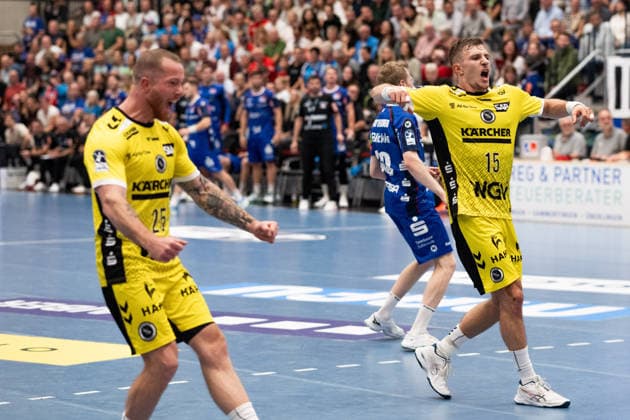 TVB Stuttgart, die Spieler feiern Mateusz Kornecki, (TVB Stuttgart, 01, Torwart), nach gehaltenem 7 Meter, links Patrick Zieker, (TVB Stuttgart, 25), HBW Balingen Weilstetten vs. TVB Stuttgart, GER, Opel 1. Handball Bundesliga, Meisterschaft, Spieltag 5, Saison 2026 2027, 18.09.2026, Eibner-Pressefoto Andreas Ulmer HBW Balingen Weilstetten vs. TVB Stuttgart, GER, Opel 1. Handball Bundesliga, Meisterschaft, Spieltag 5, Saison 2026 2027, 18.09.2026, Balingen Copyright: xEibner-Pressefoto AndreasxUlmerx EP_AUR
