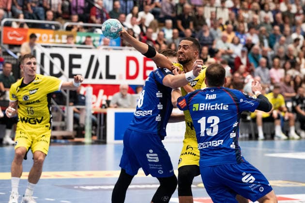 Philipp Ahouansou, (TVB Stuttgart , 05) setzt sich durch, gegen Merlin Fuss (HBW Balingen Weilstetten, 13), HBW Balingen Weilstetten vs. TVB Stuttgart, GER, Opel 1. Handball Bundesliga, Meisterschaft, Spieltag 5, Saison 2026 2027, 18.09.2026, Eibner-Pressefoto Andreas Ulmer HBW Balingen Weilstetten vs. TVB Stuttgart, GER, Opel 1. Handball Bundesliga, Meisterschaft, Spieltag 5, Saison 2026 2027, 18.09.2026, Balingen Copyright: xEibner-Pressefoto AndreasxUlmerx EP_AUR