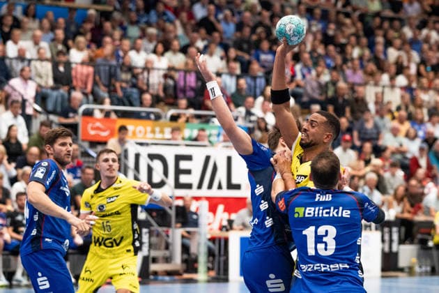 -Philipp Ahouansou, (TVB Stuttgart , 05) setzt sich durch, gegen Merlin Fuss (HBW Balingen Weilstetten, 13), HBW Balingen Weilstetten vs. TVB Stuttgart, GER, Opel 1. Handball Bundesliga, Meisterschaft, Spieltag 5, Saison 2026 2027, 18.09.2026, Eibner-Pressefoto Andreas Ulmer HBW Balingen Weilstetten vs. TVB Stuttgart, GER, Opel 1. Handball Bundesliga, Meisterschaft, Spieltag 5, Saison 2026 2027, 18.09.2026, Balingen Copyright: xEibner-Pressefoto AndreasxUlmerx EP_AUR