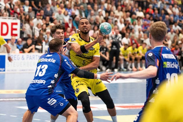 Philipp Ahouansou, (TVB Stuttgart , 05) setzt sich durch, gegen Merlin Fuss (HBW Balingen Weilstetten, 13), auch als Spielmacher, HBW Balingen Weilstetten vs. TVB Stuttgart, GER, Opel 1. Handball Bundesliga, Meisterschaft, Spieltag 5, Saison 2026 2027, 18.09.2026, Eibner-Pressefoto Andreas Ulmer HBW Balingen Weilstetten vs. TVB Stuttgart, GER, Opel 1. Handball Bundesliga, Meisterschaft, Spieltag 5, Saison 2026 2027, 18.09.2026, Balingen Copyright: xEibner-Pressefoto AndreasxUlmerx EP_AUR