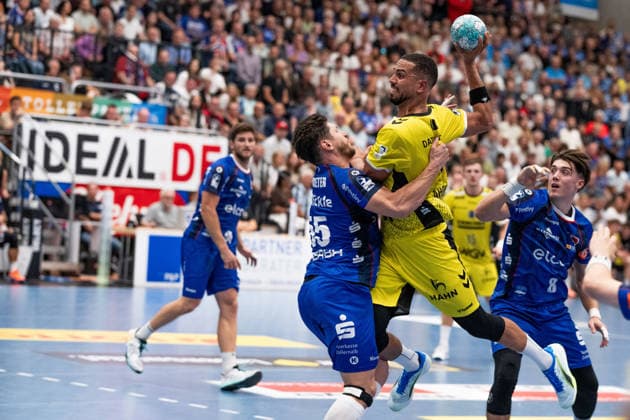 Philipp Ahouansou, (TVB Stuttgart , 05) setzt sich durch, gegen Csaba Leimeter (HBW Balingen Weilstetten, 55), HBW Balingen Weilstetten vs. TVB Stuttgart, GER, Opel 1. Handball Bundesliga, Meisterschaft, Spieltag 5, Saison 2026 2027, 18.09.2026, Eibner-Pressefoto Andreas Ulmer HBW Balingen Weilstetten vs. TVB Stuttgart, GER, Opel 1. Handball Bundesliga, Meisterschaft, Spieltag 5, Saison 2026 2027, 18.09.2026, Balingen Copyright: xEibner-Pressefoto AndreasxUlmerx EP_AUR