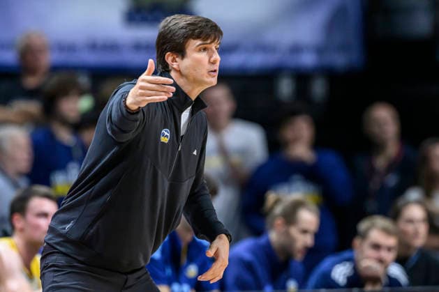 im Bild v.l.: Pedro Calles (ALBA, Trainer), GER, Berlin, Basketball, Alba Berlin und den Niners Chemnitz, BBL Auftakt, Auftaktspiel, in der UBER Arena, 18.09.2026, Copyright: HMBxMedia UwexKoch