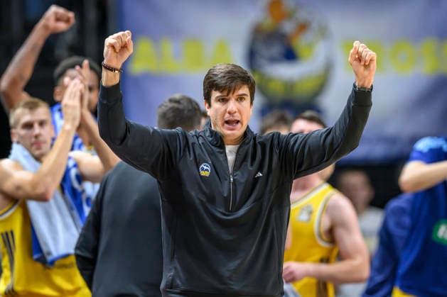 im Bild v.l.: Pedro Calles (ALBA, Trainer), Jubel, Freude, GER, Berlin, Basketball, Alba Berlin und den Niners Chemnitz, BBL Auftakt, Auftaktspiel, in der UBER Arena, 18.09.2026, Copyright: HMBxMedia UwexKoch