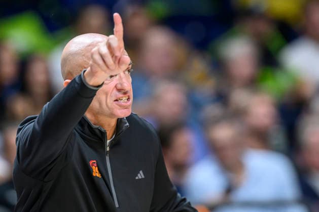 im Bild v.l.: Rodrigo Pastore (NINERS Chemnitz, Trainer), traurig, deprimiert, sauer, GER, Berlin, Basketball, Alba Berlin und den Niners Chemnitz, BBL Auftakt, Auftaktspiel, in der UBER Arena, 18.09.2026, Copyright: HMBxMedia UwexKoch