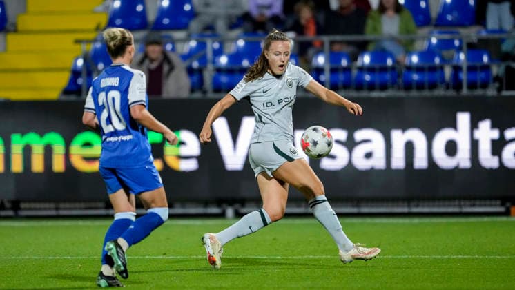 v.li.: Laura Gloning (TSG, 20), Mara Alber (Wolfsburg, 18), Zweikampf, Spielszene, Duell, duel, tackle, tackling, Dynamik, Action, Aktion, 18.09.2026, Sinsheim (Hoffenheim) (Deutschland), Fussball, Google Pixel Frauen-Bundesliga, TSG 1899 Hoffenheim - VfL Wolfsburg, DFB DFL REGULATIONS PROHIBIT ANY USE OF PHOTOGRAPHS AS IMAGE SEQUENCES AND OR QUASI-VIDEO.