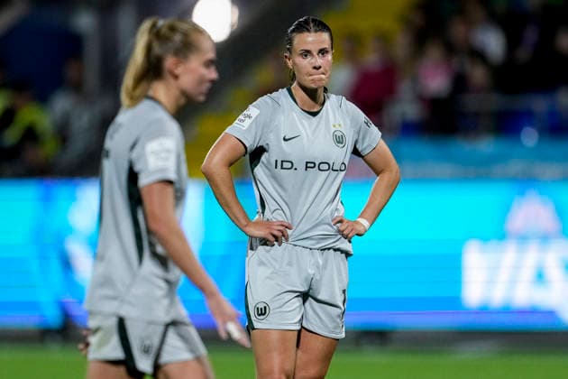 v.li.: Janina Minge (Wolfsburg, 6), Katharina Piljic (Wolfsburg, 17), Spielerinnen vom VfL Wolfsburg, enttäuscht über die Niederlage, Enttäuschung nach dem Schlusspfiff, Highlight, Verlierer, verloren, Frustration, disappointed, pessimistisch, 18.09.2026, Sinsheim (Hoffenheim) (Deutschland), Fussball, Google Pixel Frauen-Bundesliga, TSG 1899 Hoffenheim - VfL Wolfsburg, DFB DFL REGULATIONS PROHIBIT ANY USE OF PHOTOGRAPHS AS IMAGE SEQUENCES AND OR QUASI-VIDEO.