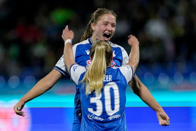 v.li.: Jonna van de Velde (TSG, 25), Nadine Bitzer (TSG, 30), Spielerinnen der TSG 1899 Hoffenheim, Jubel nach dem Schlusspfiff, Freude über den Sieg, Sieger, Gewinner, jubelt, jubeln, fröhlich, positiv, freut sich, freuen, optimistisch, Highlight, Action, Aktion, 18.09.2026, Sinsheim (Hoffenheim) (Deutschland), Fussball, Google Pixel Frauen-Bundesliga, TSG 1899 Hoffenheim - VfL Wolfsburg, DFB DFL REGULATIONS PROHIBIT ANY USE OF PHOTOGRAPHS AS IMAGE SEQUENCES AND OR QUASI-VIDEO.