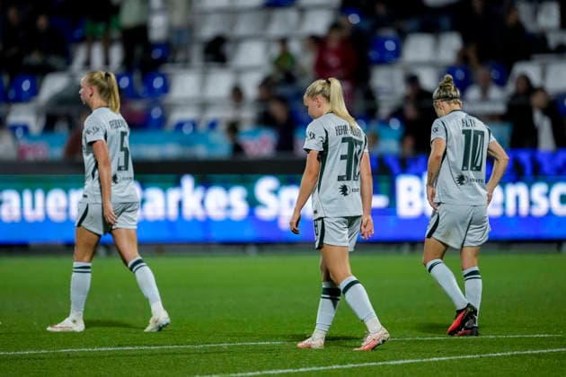 v.li.: Ella Peddemors (Wolfsburg, 5), Anny Kerim-Lindland (Wolfsburg, 35), Svenja Huth (Wolfsburg, 10), Spielerinnen vom VfL Wolfsburg, enttäuscht über die Niederlage, Enttäuschung nach dem Schlusspfiff, Highlight, Verlierer, verloren, Frustration, disappointed, pessimistisch, 18.09.2026, Sinsheim (Hoffenheim) (Deutschland), Fussball, Google Pixel Frauen-Bundesliga, TSG 1899 Hoffenheim - VfL Wolfsburg, DFB DFL REGULATIONS PROHIBIT ANY USE OF PHOTOGRAPHS AS IMAGE SEQUENCES AND OR QUASI-VIDEO.