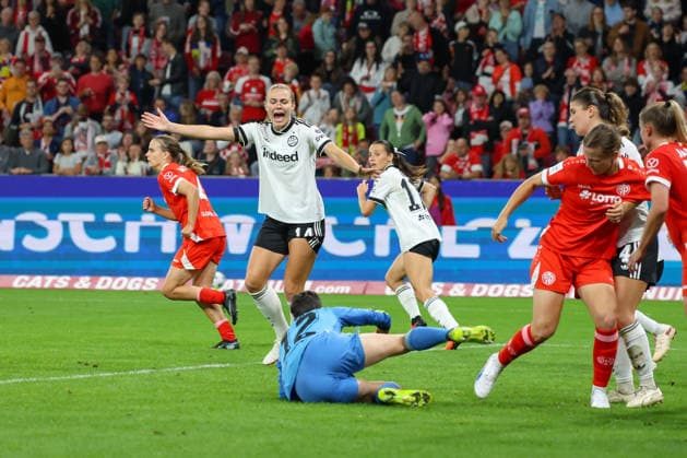18.09.2026, xusrbx, Fussball Google Pixel Frauen-Bundesliga, FSV Mainz 05 - Eintracht Frankfurt v.l. Marthine Oestenstad (Eintracht Frankfurt, 14),Lina Altenburg (Eintracht Frankfurt, 12), unzufrieden, enttaeuscht, niedergeschlagen, frustriert, Strafraum, Strafraumszene, Mainz