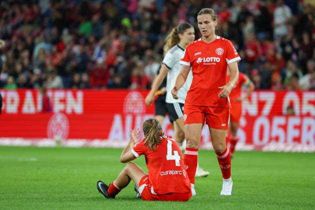 18.09.2026, xusrbx, Fussball Google Pixel Frauen-Bundesliga, FSV Mainz 05 - Eintracht Frankfurt v.l. Kara Bathmann (FSV Mainz 05, 4), Nadine Anstatt (FSV Mainz 05, 27), nach dem Spiel, unzufrieden, enttaeuscht, niedergeschlagen, frustriert, Mainz