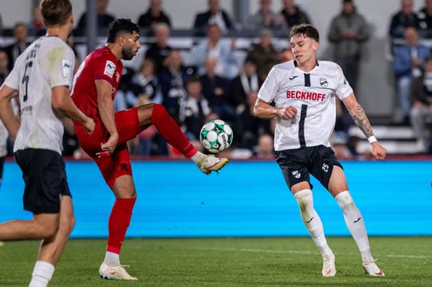 (L-R) Ebrahim Farahnak (FC Wuerzburger Kickers, 28), Tim Heike (SC Verl, 25) GER, SC Verl vs. FC Wuerzburger Kickers, Fussball, 3. Liga, 7. Spieltag, Spielzeit 2026 2027, 18.09.2026 DFL Regulations prohibit any use of photographers as image sequences and or quasi-video. GER, SC Verl vs. FC Wuerzburger Kickers, Fussball, 3. Liga, 7. Spieltag, Spielzeit 2026 2027, 18.09.2026 Verl Copyright: xEibner-Pressefoto JanxRollingerx EP_JSK