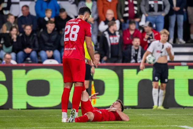 (L-R) Ebrahim Farahnak (FC Wuerzburger Kickers, 28) hilft Dominik Meisel (FC Wuerzburger Kickers, 25) der augenscheinlich eine krampfende Wade hat GER, SC Verl vs. FC Wuerzburger Kickers, Fussball, 3. Liga, 7. Spieltag, Spielzeit 2026 2027, 18.09.2026 DFL Regulations prohibit any use of photographers as image sequences and or quasi-video. GER, SC Verl vs. FC Wuerzburger Kickers, Fussball, 3. Liga, 7. Spieltag, Spielzeit 2026 2027, 18.09.2026 Verl Copyright: xEibner-Pressefoto JanxRollingerx EP_JSK