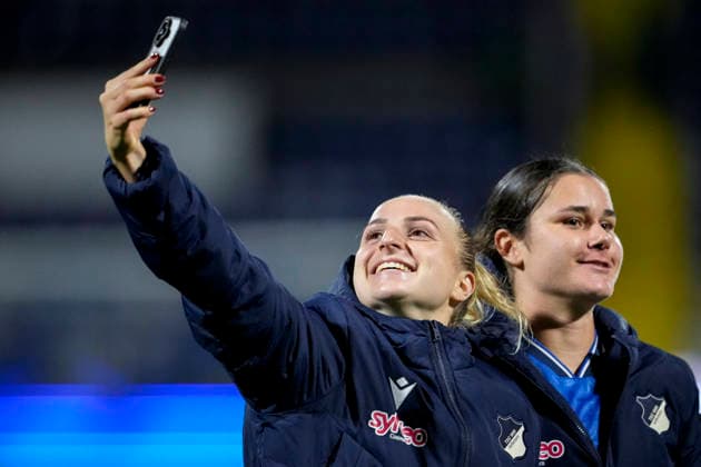 v.li.: Vanessa Diehm (TSG, 6), Svenja Julia Fölmli (TSG, 19), Spielerinnen der TSG 1899 Hoffenheim, Jubel nach dem Schlusspfiff, Freude über den Sieg, Sieger, Gewinner, jubelt, jubeln, fröhlich, positiv, freut sich, freuen, optimistisch, Highlight, Action, Aktion, 18.09.2026, Sinsheim (Hoffenheim) (Deutschland), Fussball, Google Pixel Frauen-Bundesliga, TSG 1899 Hoffenheim - VfL Wolfsburg, DFB DFL REGULATIONS PROHIBIT ANY USE OF PHOTOGRAPHS AS IMAGE SEQUENCES AND OR QUASI-VIDEO.
